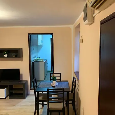 Mikina Oaza, Mikas Oasis *